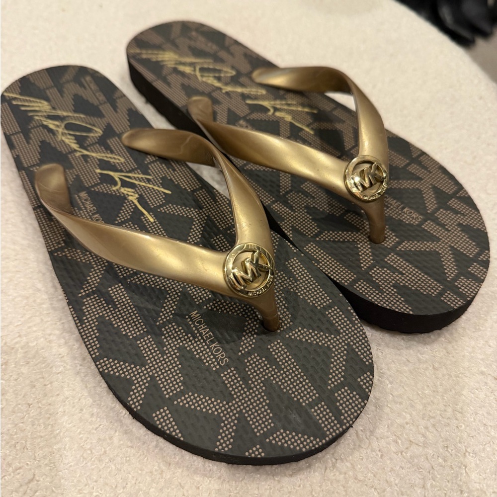 MICHAEL KORS Signature Logo Flip Flops